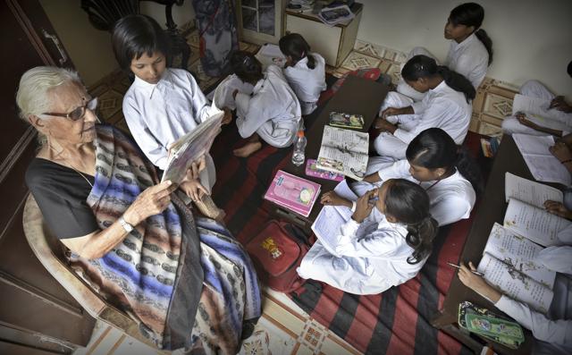 Eighty-two-year old Vimla Kaul says retired people can use their time to help others. This is why she started Guldasta, a school for the underprivileged in Sarita Vihar. (Raj K Raj/HT PHOTO)
