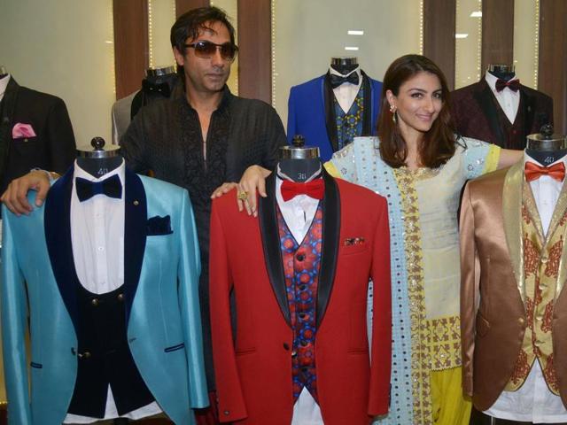 Soha Ali Khan(R) poses with producer Harry Sachdeva during a promotional event for the forthcoming Bollywood film 31st October in Amritsar. (AFP) Soha Ali Khan(R) poses with producer Harry Sachdeva during a promotional event for the forthcoming Bollywood film 31st October in Amritsar. (AFP)