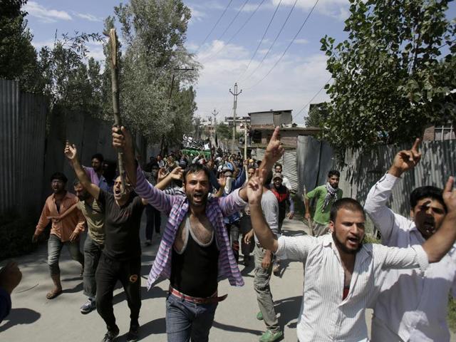 Kashmiris shout slogans during the funeral of a man who reportedly drowned in the Jhelum river when he, along with other protestors, was chased by security forces during a protest.(AP Photo) Kashmiris shout slogans during the funeral of a man who reportedly drowned in the Jhelum river when he, along with other protestors, was chased by security forces during a protest.(AP Photo)