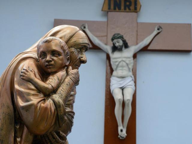 A statue of Mother Teresa is pictured as worshippers celebrate in Siliguri on September 4, 2016. Pope Francis on September 4 proclaimed Mother Teresa a saint, hailing her work with the destitute of Kolkata as a beacon for mankind and testimony of God's compassion for the poor. The revered nun's elevation to Roman Catholicism's celestial pantheon came in a canonisation mass in St Peter's square presided over by Pope Francis in the presence of 100,000 pilgrims. / AFP PHOTO / Diptendu DUTTA (AFP) 