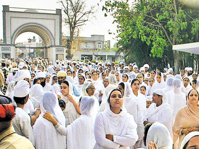 Most Namdharis have accepted one or the other brother as Satguru, but the war continues.(HT File Photo) Most Namdharis have accepted one or the other brother as Satguru, but the war continues.(HT File Photo)