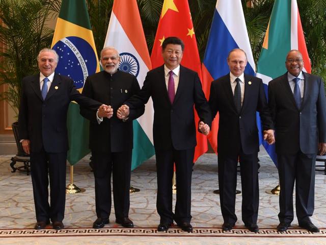 Chinese President Xi Jinping (C) takes a group photo with Indian Prime Minister Narendra Modi (2nd L), Brazil's President Michel Temer (L) ,Russian President Vladimir Putin (2nd R) and South Africa's President Jacob Zuma (R) ahead of G20 Summit in Hangzhou, Zhejiang province, China.(REUTERS)