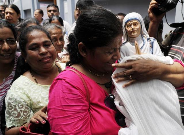 Hundreds of followers offered flowers to Saint Teresa outside Mother House in Kolkata.(Samir Jana/HT Photo)