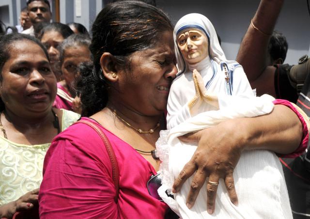 A woman from Goa with a statue of Mother Teresa. (Samir Jana/HT Photo) A woman from Goa with a statue of Mother Teresa. (Samir Jana/HT Photo)