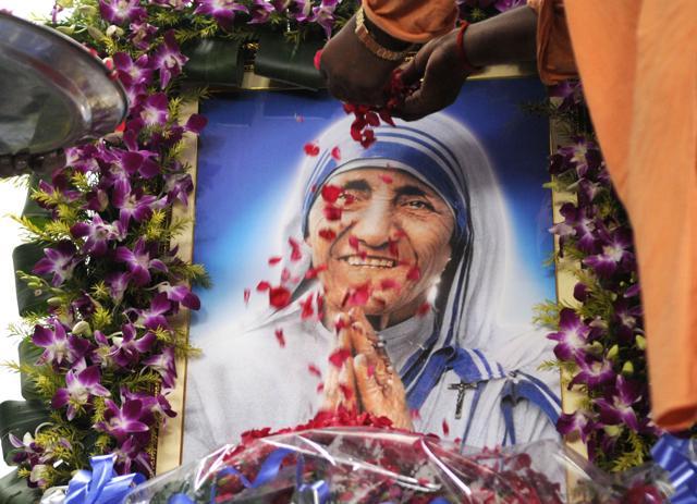 People pay tributes to Mother Teresa in Kolkata. (Samir Jana/HT Photo) People pay tributes to Mother Teresa in Kolkata. (Samir Jana/HT Photo)