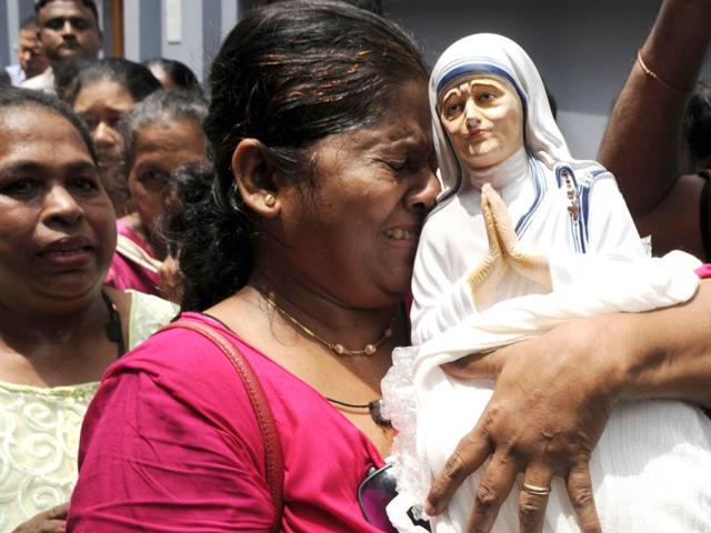 Before canonization of Mother Teresa, a lady from Goa with statue of the Mother outside Mother House at A J C Boose road in Kolkata on Sunday.  (Samir Jana/ HT Photo ) 