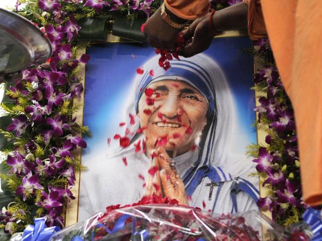 Before canonisation of Mother Teresa, worshippers offering flowers to Mother outside Mother House at A J C Boose road in Kolkata on Sunday (Samir Jana/HT PHOTO) 
