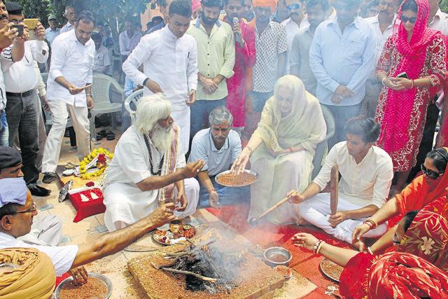 Padmini Devi performs a ‘Vijay Yagna’ after the JDA’s decision was announced on Sunday. (HT Photo) Padmini Devi performs a ‘Vijay Yagna’ after the JDA’s decision was announced on Sunday. (HT Photo)