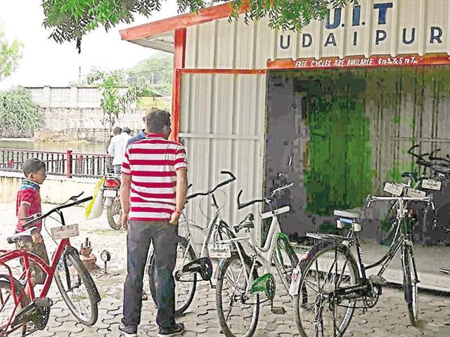 Seventy bicycles, donated by Udaipur residents, have been kept at three points at Fatah Sagar and Pichola lakes in Udaipur.(HT Photo) Seventy bicycles, donated by Udaipur residents, have been kept at three points at Fatah Sagar and Pichola lakes in Udaipur.(HT Photo)