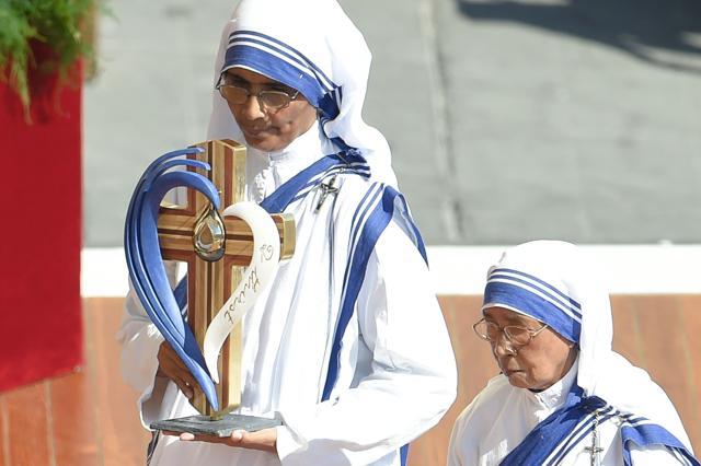 Nuns of the Missionaries of Charity, the religious order founded by Mother Teresa, carry the mother's relics, as the Pope leads a holy mass for her canonisation, in Saint Peter square at the Vatican. (AFP Photo) Nuns of the Missionaries of Charity, the religious order founded by Mother Teresa, carry the mother's relics, as the Pope leads a holy mass for her canonisation, in Saint Peter square at the Vatican. (AFP Photo)