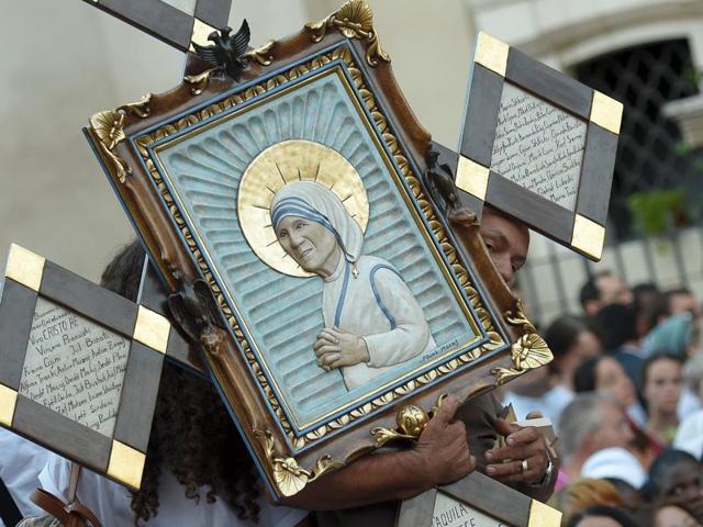 A man holds an icona of Mother Teresa of Kolkata as he arrives for the holy mass and Canonisation of the nun on St. Peter square in the Vatican on Sunday (ANDREAS SOLARO/AFP) 