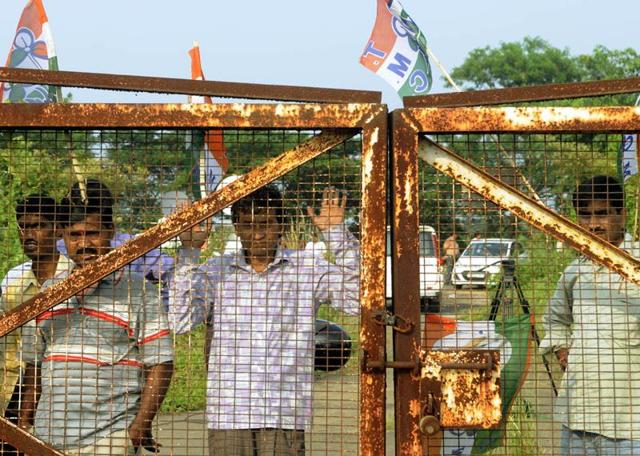 On August 31, the villages exploded in merrymaking after a division bench of the court ordered immediate return of the land to the Mamata Banerjee administration to be returned to the villagers.(Ashok Nath Dey/HT PHOTO)