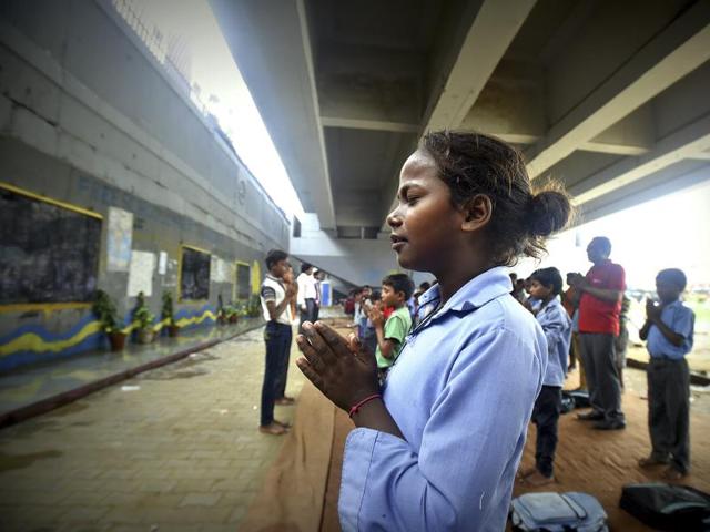 Over 270 students from class I-XI study at this unusual school, most of them from the shanties and hutments dotting the banks of the Yamuna. (Raj K Raj/HT PHOTO)