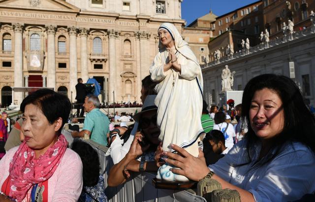 A faithful holds a statue of Mother Teresa atSt. Peter square in the Vatican. (AFP Photo) A faithful holds a statue of Mother Teresa atSt. Peter square in the Vatican. (AFP Photo)