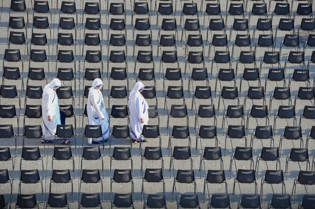 Sisters of Charity arrive to attend the holy mass and Canonisation of Mother Teresa. (AFP Photo) Sisters of Charity arrive to attend the holy mass and Canonisation of Mother Teresa. (AFP Photo)
