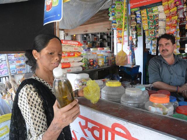 Laxmi, one of the members of the “Shoot Acid’ campaign, buys acid from a shop in Kanpur(HT photo)