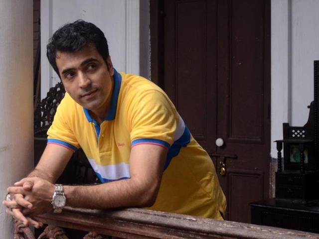 Abir Chatterjee, who had earlier worked in Arindam Sil’s Har har Byomkesh, has once again joined hands with the filmmaker to play the iconic sleuth in Byomkesh Pawrbo.(Samir Jana)