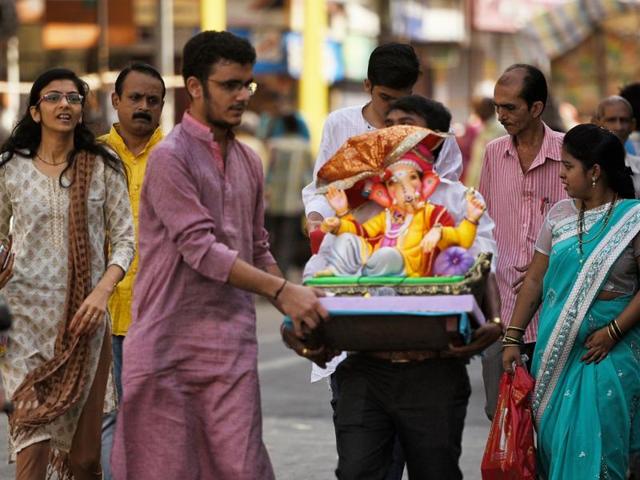 Family's take home Ganesha idols in Girgaum on Monday. (Pratik Chorge/HT Photo) Family's take home Ganesha idols in Girgaum on Monday. (Pratik Chorge/HT Photo)