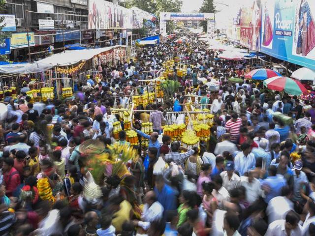 People shopping for Ganesh Chaturthi at Dadar in Mumbai. (Kunal Patil/Hindustan Times) 