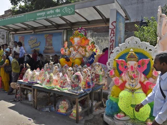 Ganesh idols are sold at a bus shelter enclosure near Mayur Vihar in east Delhi. (SUSHIL KUMAR/HT PHOTO) 
