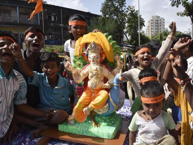 People carry an idol of Lord Ganesha in Dadar in Mumbai. The city will play host to 250 big Ganesh pandals this festival. (Anshuman Poyrekar/HT PHOTO) 