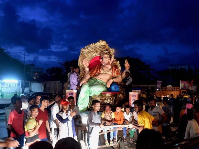 An artist decorates a Ganesha Idol with spices in Mumbai. (Mitesh Bhuvad/PTI) 