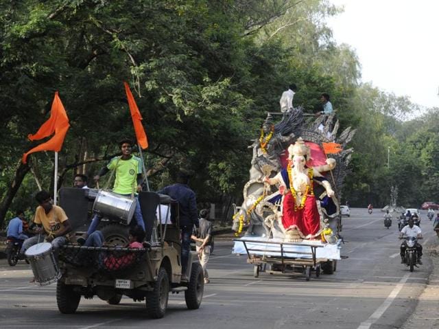 Bhopal residents get ready to set up Ganesha idols. (Mujeeb Faruqui/ HT PHOTO) 