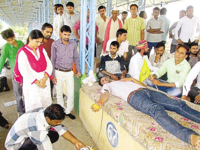 Three farmers stage a mock burial in Harda to show that the government had left them with no option other than suicide.(HT photo)