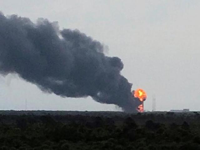 An explosion on the launch site of a SpaceX Falcon 9 rocket is shown in Cape Canaveral, Florida on September 1, 2016. (Reuters Photo) An explosion on the launch site of a SpaceX Falcon 9 rocket is shown in Cape Canaveral, Florida on September 1, 2016. (Reuters Photo)