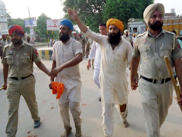 Farmers being detained by police during a protest in Patti, Tarn Taran, on Monday. (HT Photo) Farmers being detained by police during a protest in Patti, Tarn Taran, on Monday. (HT Photo)
