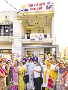 Aam Aadmi Party volunteers raising slogans against their Delhi team outside the zonal office in Amritsar on Sunday after removing the banners of national convener Arvind Kejriwal. (HT photo) Aam Aadmi Party volunteers raising slogans against their Delhi team outside the zonal office in Amritsar on Sunday after removing the banners of national convener Arvind Kejriwal. (HT photo)
