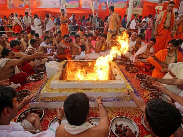 A Modak Arti being conducted at the GSB Seva Mandal in King's Circle on Monday. (Satyabrata Tripathy/Ht photo)