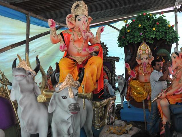An artist gives final touches to a Ganesha idol in Indore. (Shankar Mourya/HT Photo) 