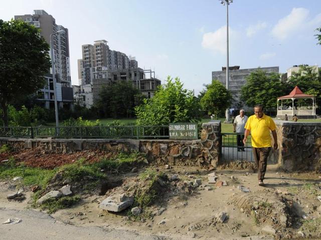 All six parks are in deplorable state due to lack of maintenance, say residents. (Burhaan Kinu/HT Photo) All six parks are in deplorable state due to lack of maintenance, say residents. (Burhaan Kinu/HT Photo)