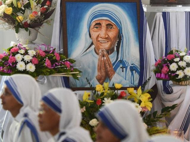 Nuns from the Missionaries of Charity watch the live telecast of the canonisation of Mother Teresa at the Mother House in Kolkata.(AFP Photo)