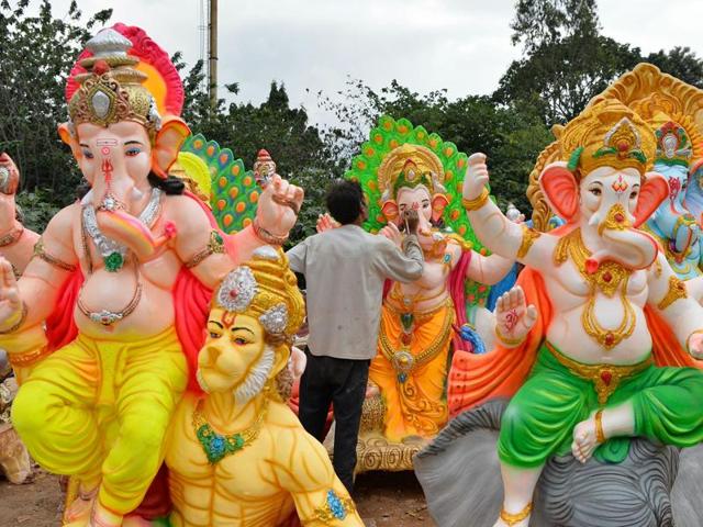 An artist gives finishing touches to a Ganesha idol in Bangalore. (MANJUNATH KIRAN/AFP) 