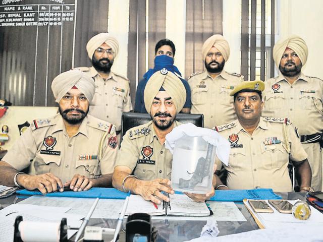 Police officials presenting the accused and the seized weapon in Jalandhar on Sunday. (Pardeep Pandit/HT) Police officials presenting the accused and the seized weapon in Jalandhar on Sunday. (Pardeep Pandit/HT)