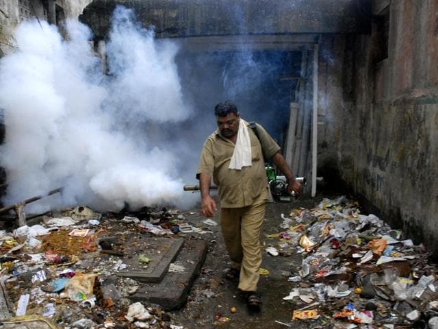 A municipal worker in Mumbai fumigates a residential colony. Indian cities learn from Sri Lanka in swatting malaria.(Kalpak Pathak/ HT file photo)