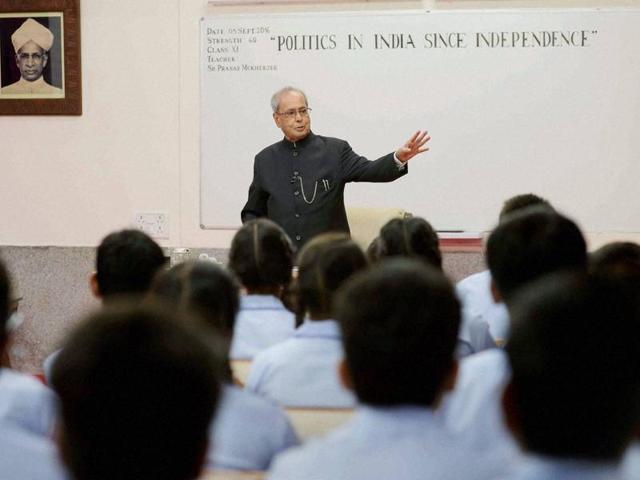 President Pranab Mukherjee teaching students in a class at a school in President’s Estate on the occasion of Teacher's Day in New Delhi on Monday.(PTI) President Pranab Mukherjee teaching students in a class at a school in President’s Estate on the occasion of Teacher's Day in New Delhi on Monday.(PTI)