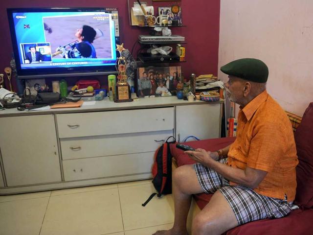 Ramakant Achrekar watching Sachin in action. (AFP Photo) Ramakant Achrekar watching Sachin in action. (AFP Photo)
