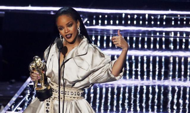 Rihanna chose to ace a bold lip as she accepted the Michael Jackson Video Vanguard Award during the 2016 MTV Video Music Awards in New recently. (REUTERS)