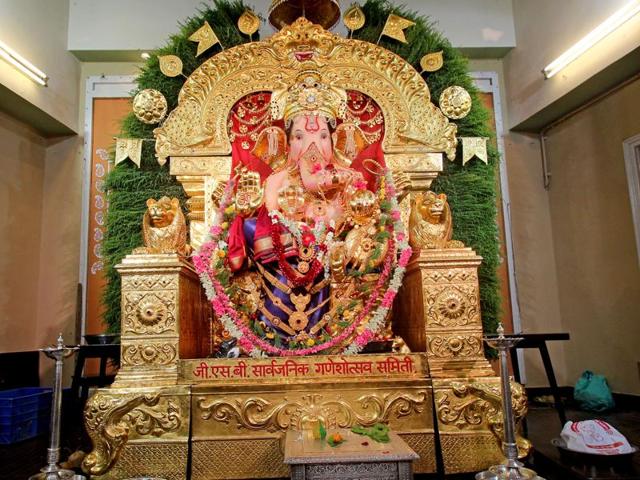 A Ganpati idol is prepped for puja at Wadala’s Goud Saraswat Brahmin Sarvajanik Ganeshotsav Samiti . The 10-day Ganpati celebrations began in Mumbai on Monday. (Satyabrata Tripathy/ HT photo)