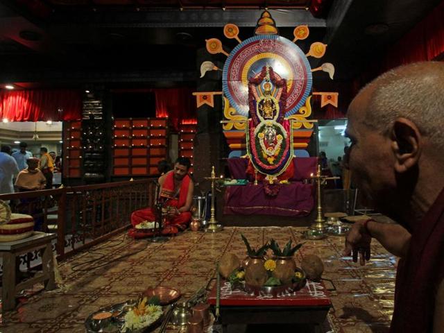 Priests chant prayers on Monday at Wadala’s GSB Sarvajanik Ganeshotsav Samiti . (Satyabrata Tripathy/ HT photo)