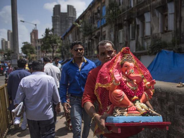 Devotees carry an idol of Lord Ganesha at Chinchipokhli in Mumbai.  City authorities will relax noise rules on four immersion days and loudspeakers will be allowed till midnight. (Satish Bate/HT PHOTO) 