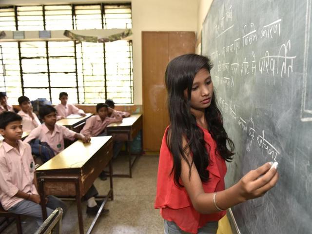 Shivani Sharma, a student of Class 10, teaches junior students on the occasion of Teachers’ Day at NP Co-ed Secondary School, Sangli Mess, in New Delhi on Monday. (ARVIND YADAV/HT PHOTO)