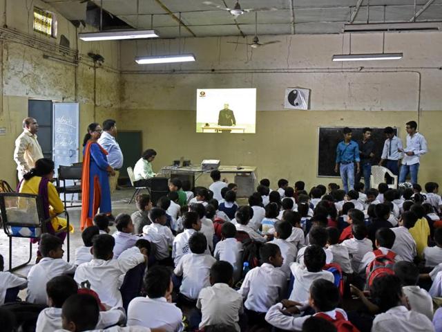Students of Shaheed Hemu Kalani Sarvodaya Bal Vidhyalaya School in at Lajpat Nagar watching the live telecast of the speech of President Pranab Mukherjee on the occasion of Teachers' Day in New Delhi on Monday. (Ravi Choudhary/HT PHOTO)