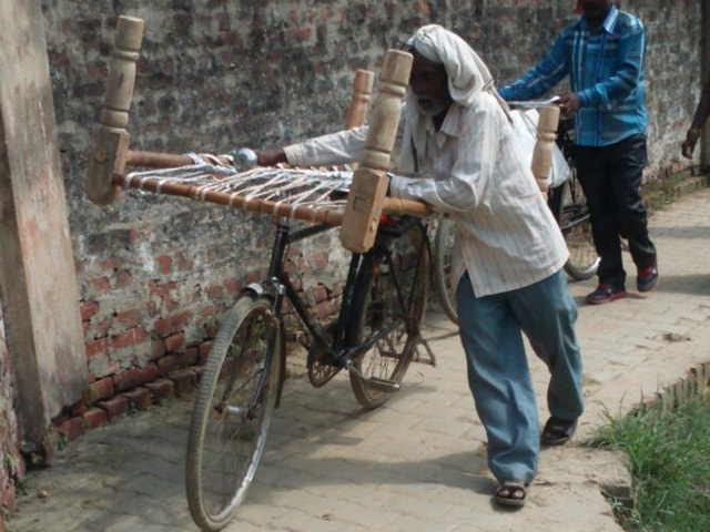 A man carries a cot from a gathering Congress vice-president Rahul Gandhi addressed in Uttar Pradesh on Tuesday.(HT Photo)