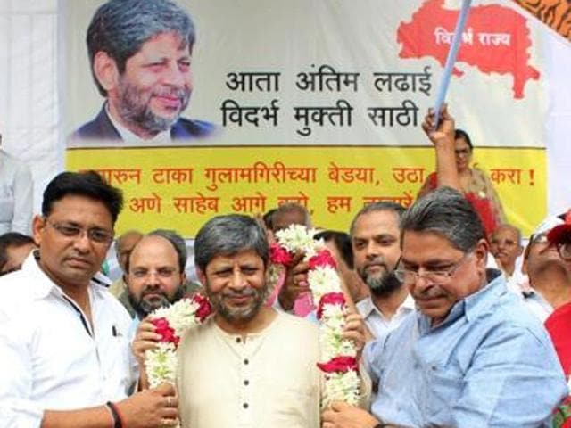 Earlier, the former advocate general of Maharashtra and a pro-Vidarbha leader, Shrihari Aney (centre) had announced that they would contest the ensuing local-self government elections in the region for separate Vidarbha against the ruling BJP and Congress (HT File Photo) Earlier, the former advocate general of Maharashtra and a pro-Vidarbha leader, Shrihari Aney (centre) had announced that they would contest the ensuing local-self government elections in the region for separate Vidarbha against the ruling BJP and Congress (HT File Photo)