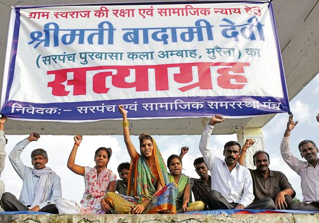 Dalit woman Sarpanch Badami Devi (in saree) sits on dharna in support of her demand to open a school in her village in 2014.(Mujeeb Faruqui/HT photo)
