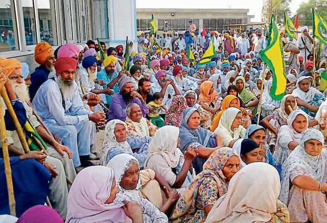 Farmers holding protest at Jethuke village in Bathinda. (HT Photo) Farmers holding protest at Jethuke village in Bathinda. (HT Photo)